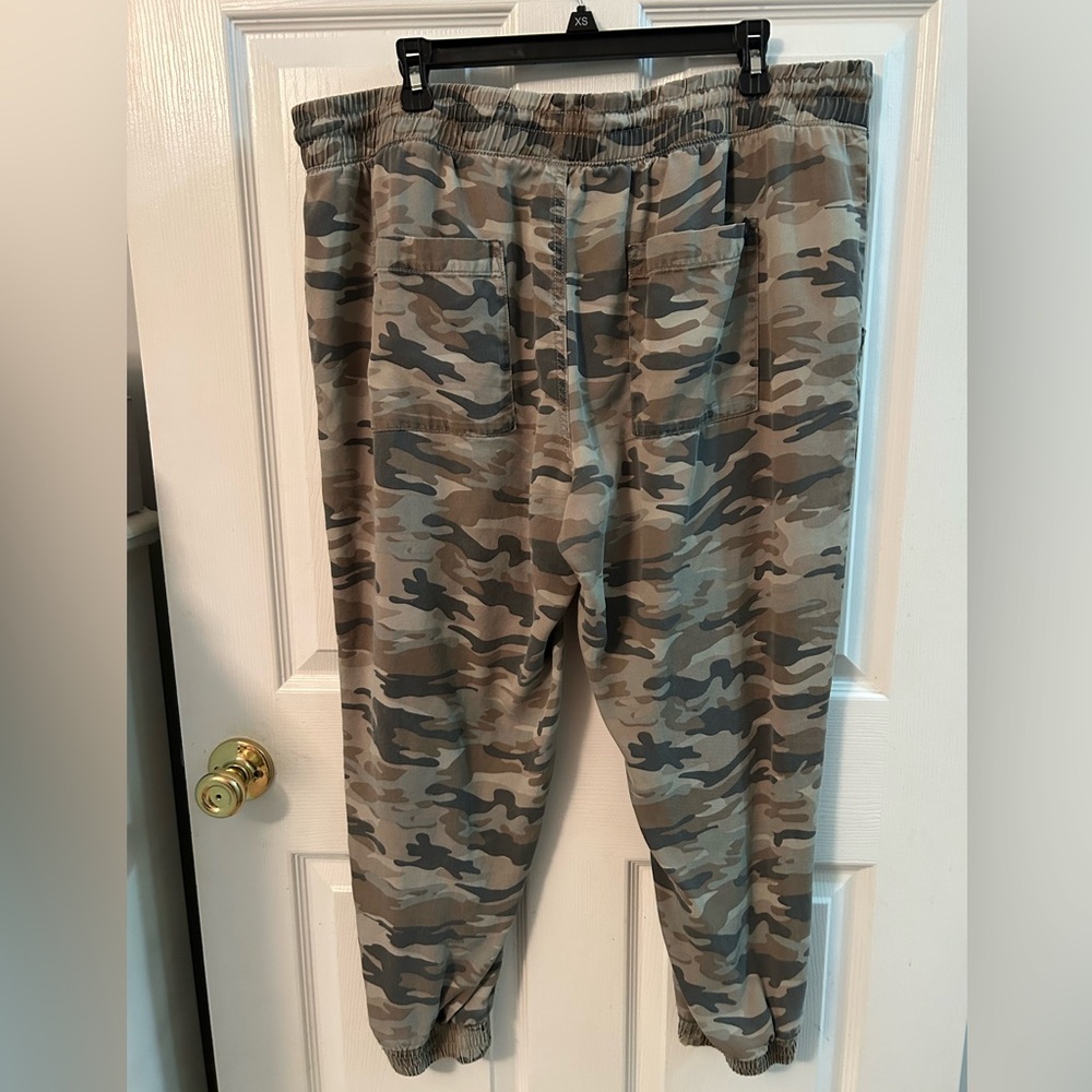 GAP Camo Track Joggers in Olive & Taupe - Picture 5 of 5